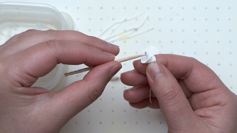 ごく少量のボンドを爪楊枝の先でつける