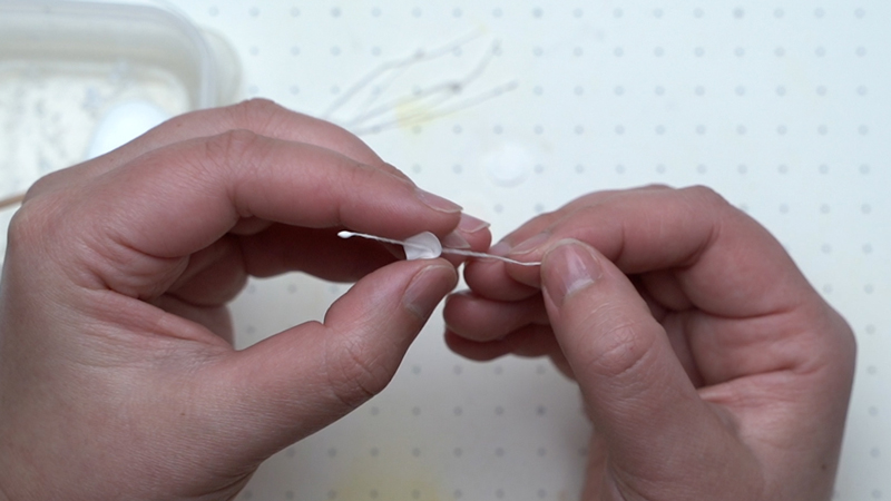 ペップ（花芯）を穴を開けた和紙に通す