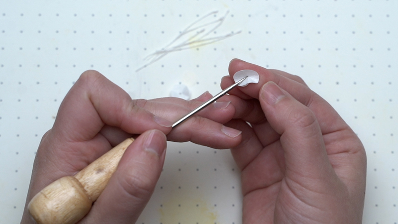 目打ちを使って和紙に穴を開ける