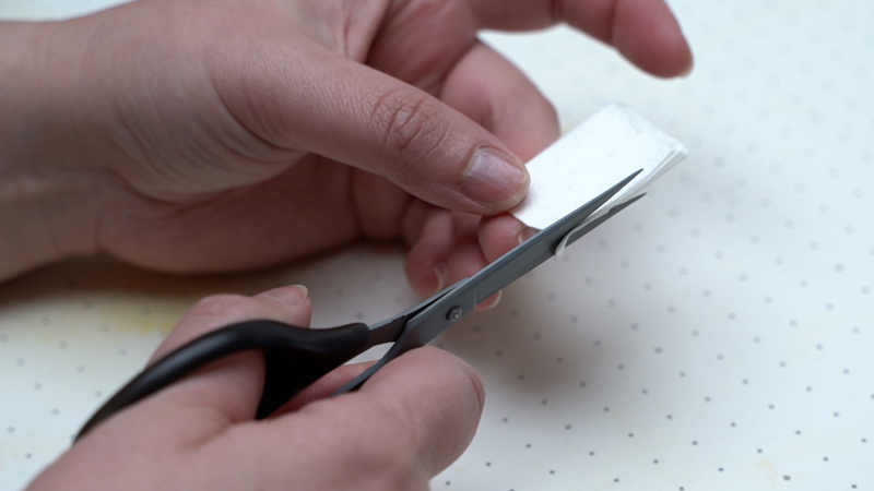 数枚の紙を重ねてハサミで切る